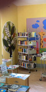 interno biblioteca bambini